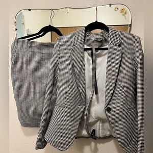 H&M skirt and blazer suit. Size small. Houndstooth.